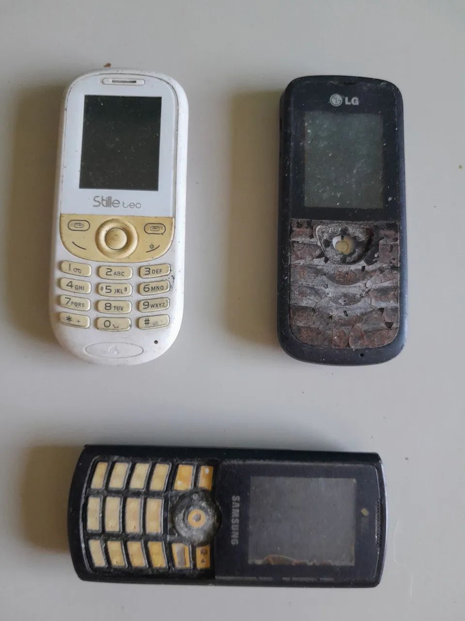 Celulares antigos quebrados 