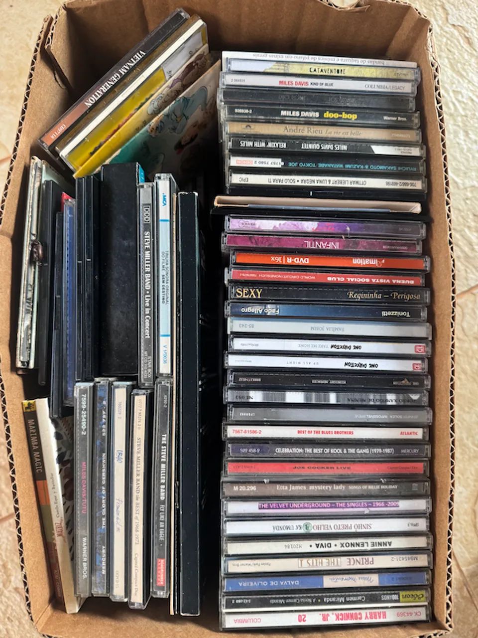Caixa com aproximadamente 60 CDS - Jazz, Brasileira, Classica, Pop.