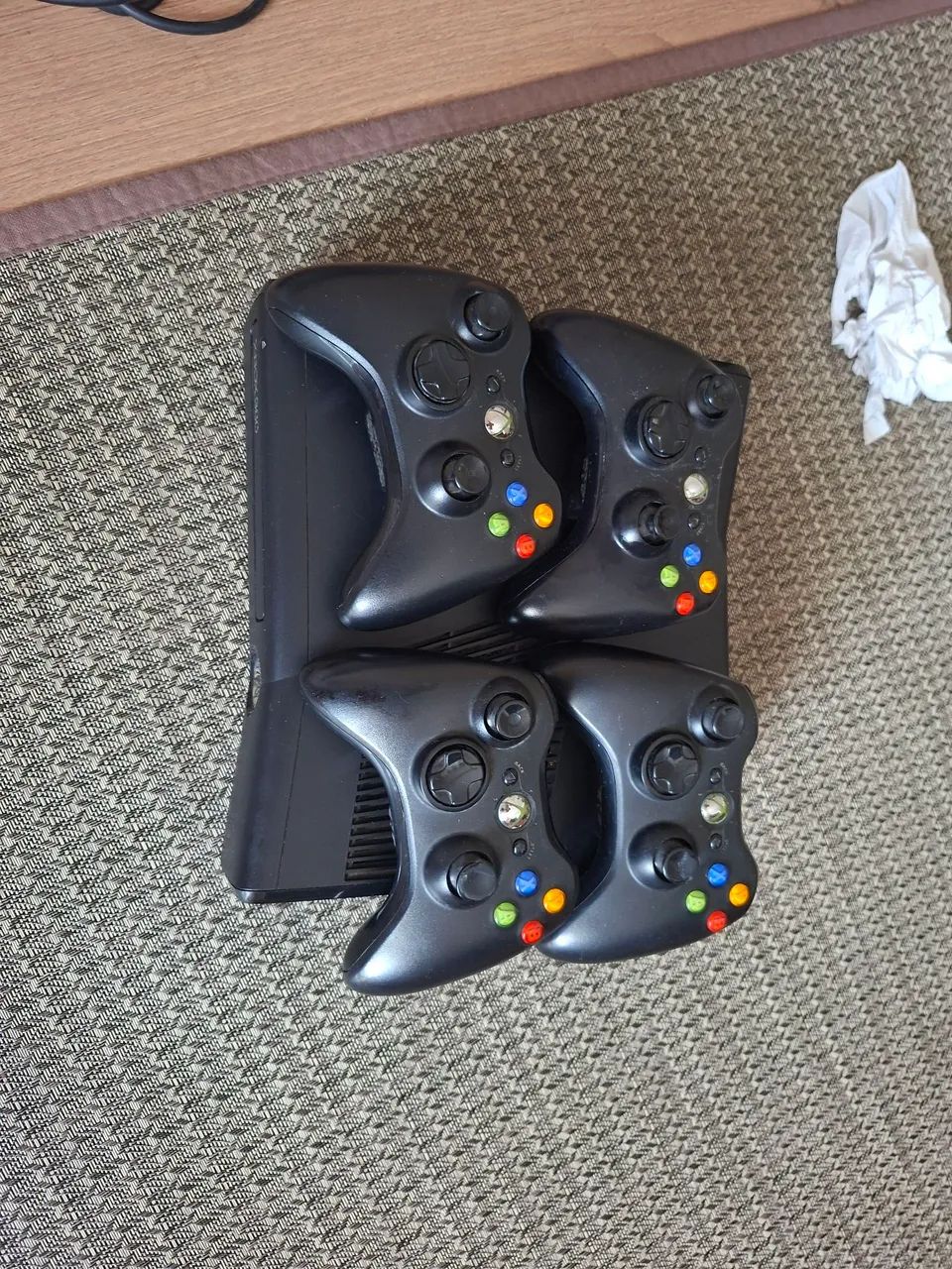 Vendo XBOX 360 slim + 4 controles