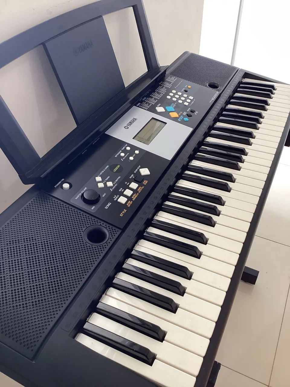 Teclado YAMAHA PSR E223 - Foto 3