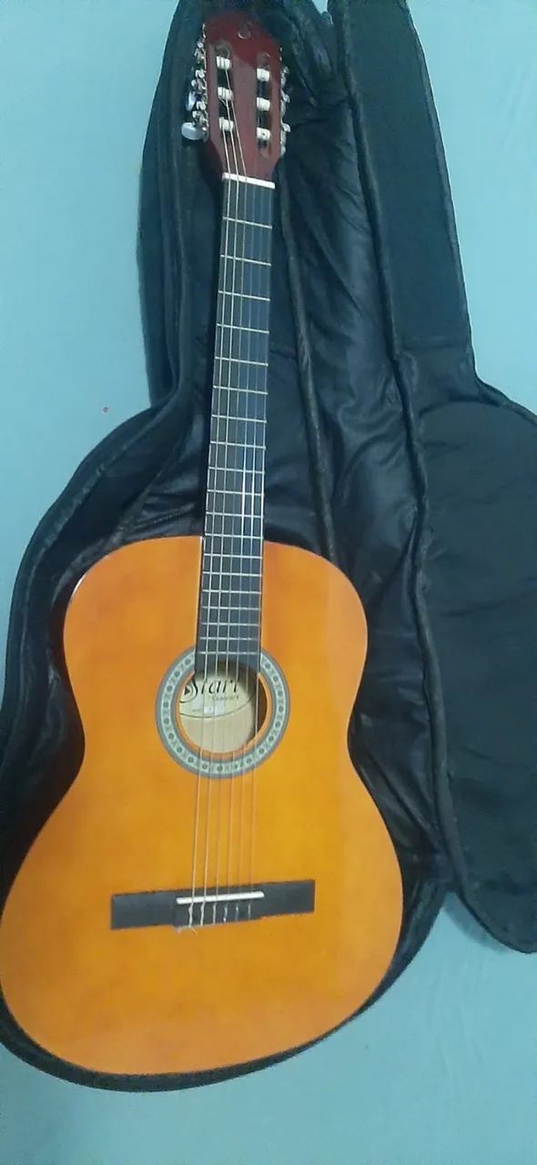 Violão com cordas já trocadas com case e 2 palhetas