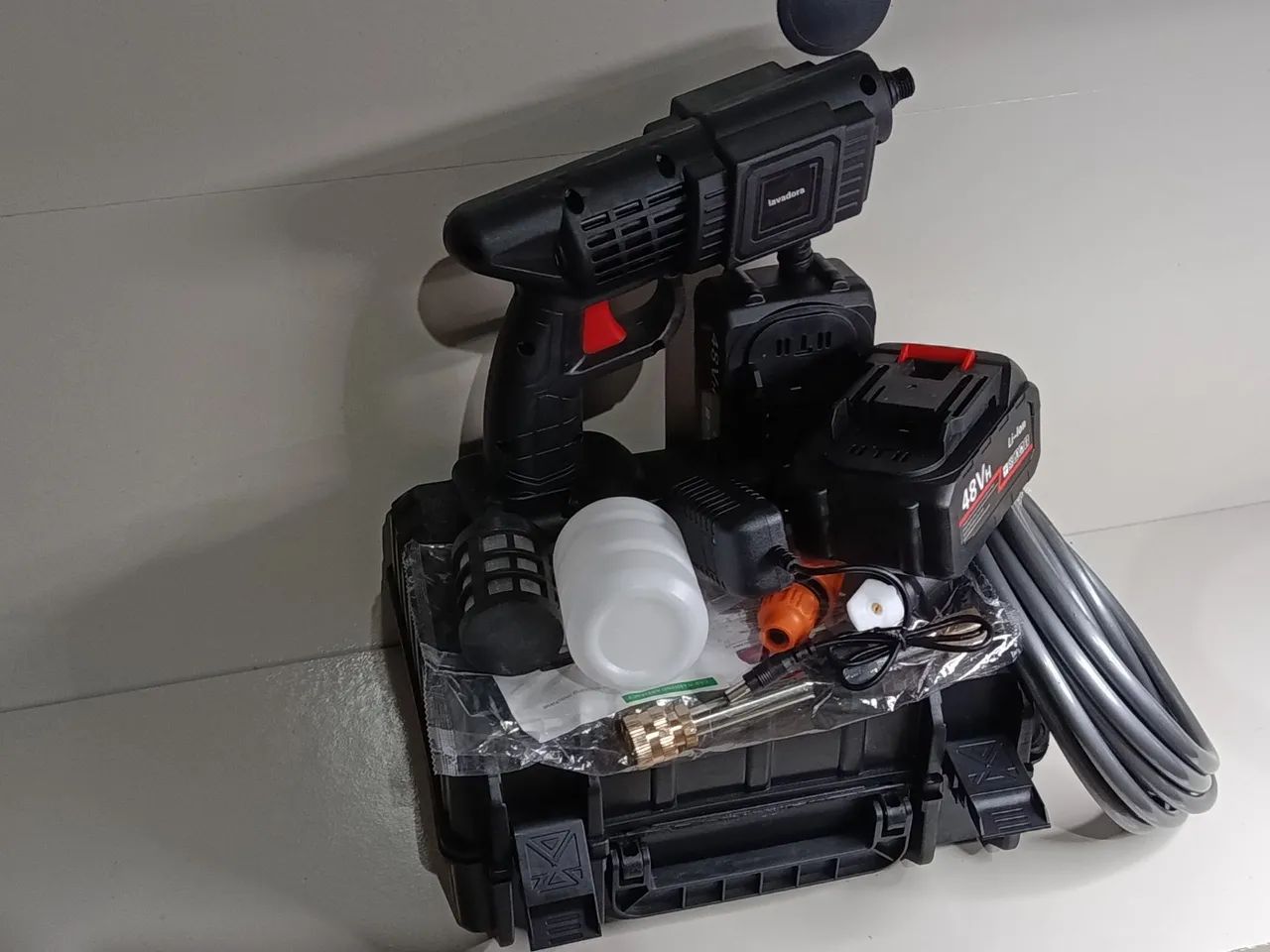 Lavadora a Jato Sem Fio Alta Pressão com 2 Baterias + Maleta - Foto 4