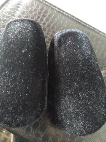 Sapatinho preto de veludo