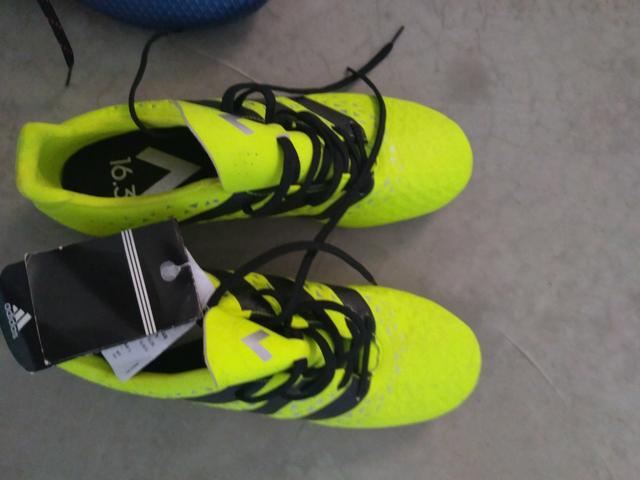 Chuteira salão Adidas 16.9 número 40