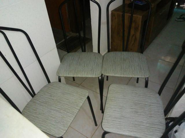 Mesa de marmory com 4 cadeiras - Foto 3