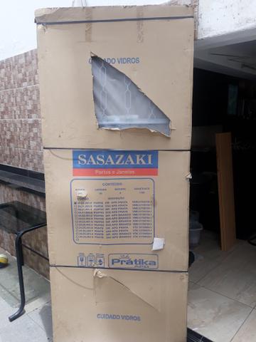 Porta Sasazaki com abertura de vidro