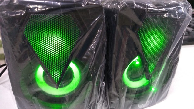 Caixa de som para pc celular ou laptop com iluminação retro 6W Rms
