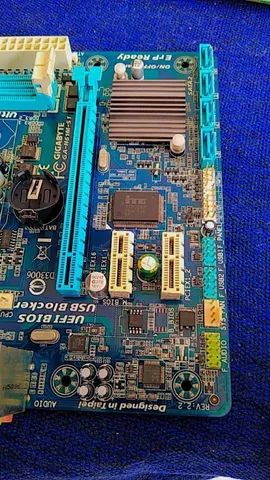 Placa mãe 115X DDR3 com processador i3 ( não testada )