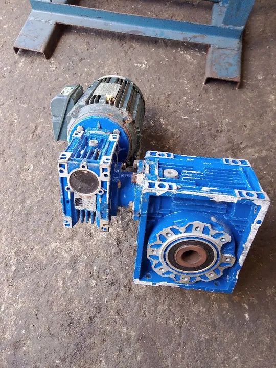 Vendo um motor redutor trifásico duplo 3/4 cv - Foto 3