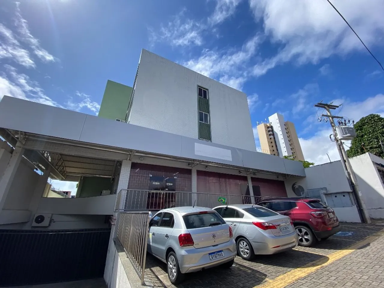 Prédio comercial em Lagoa Nova com 1742 m², com 14 vagas de garagens.