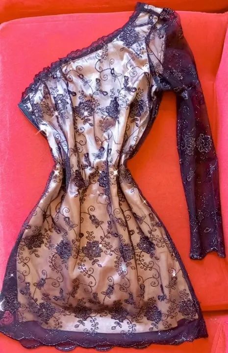 Vestido de renda preto com manga comprida