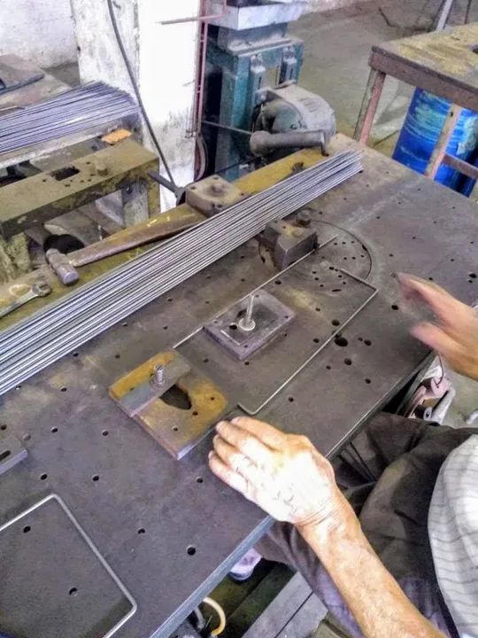 Máquina de dobrar arames