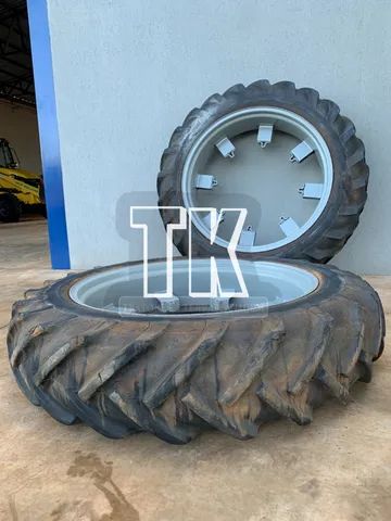 cod.990 - Par de pneus finos 12.4-38 Goodyear - TK Tratores Nova Andradina - MS 