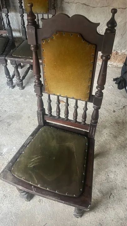 Cadeira de madeira estilo antigo