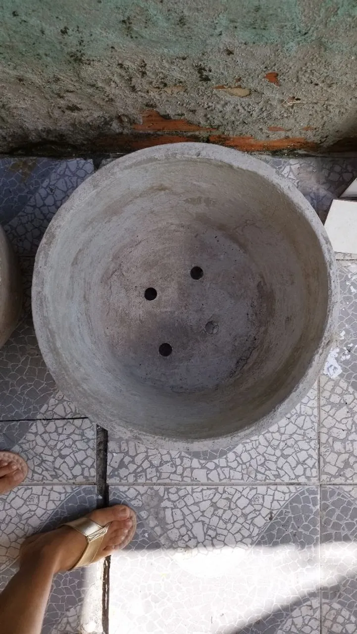 Vaso de cimento para plantas com pés e furos 43cm x 43cm