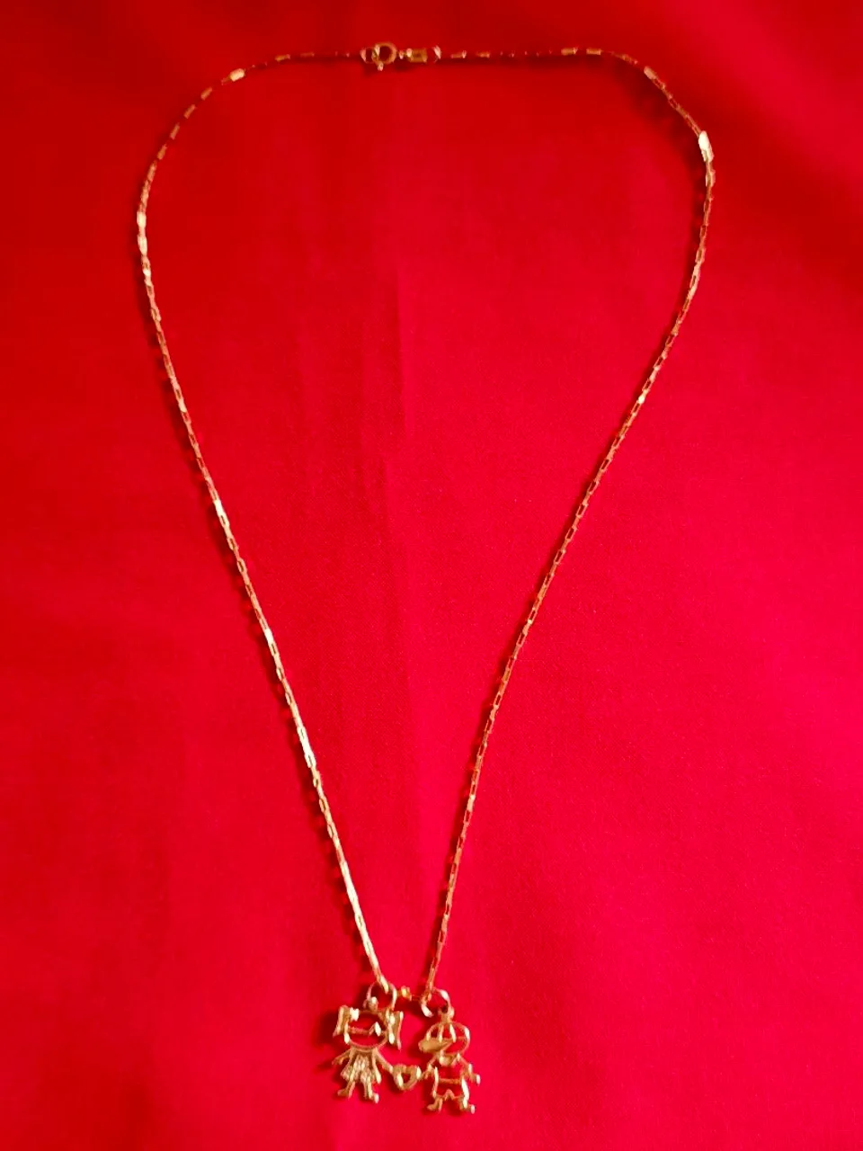 Colar de ouro com pingente casal de filhos