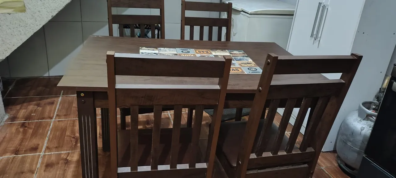 Mesa de Jantar de Madeira Maciça