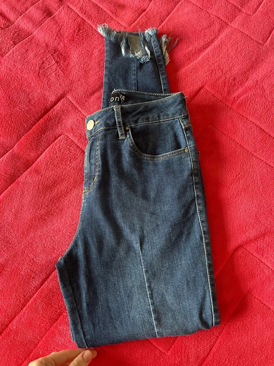 Calça Jeans Skinny com Barra Desfiada