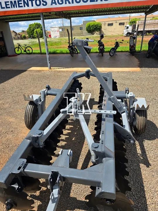 Grade niveladora de 36 discos com pneus para transporte tatu - Tk Tratores Nova Andradina  - Foto 4