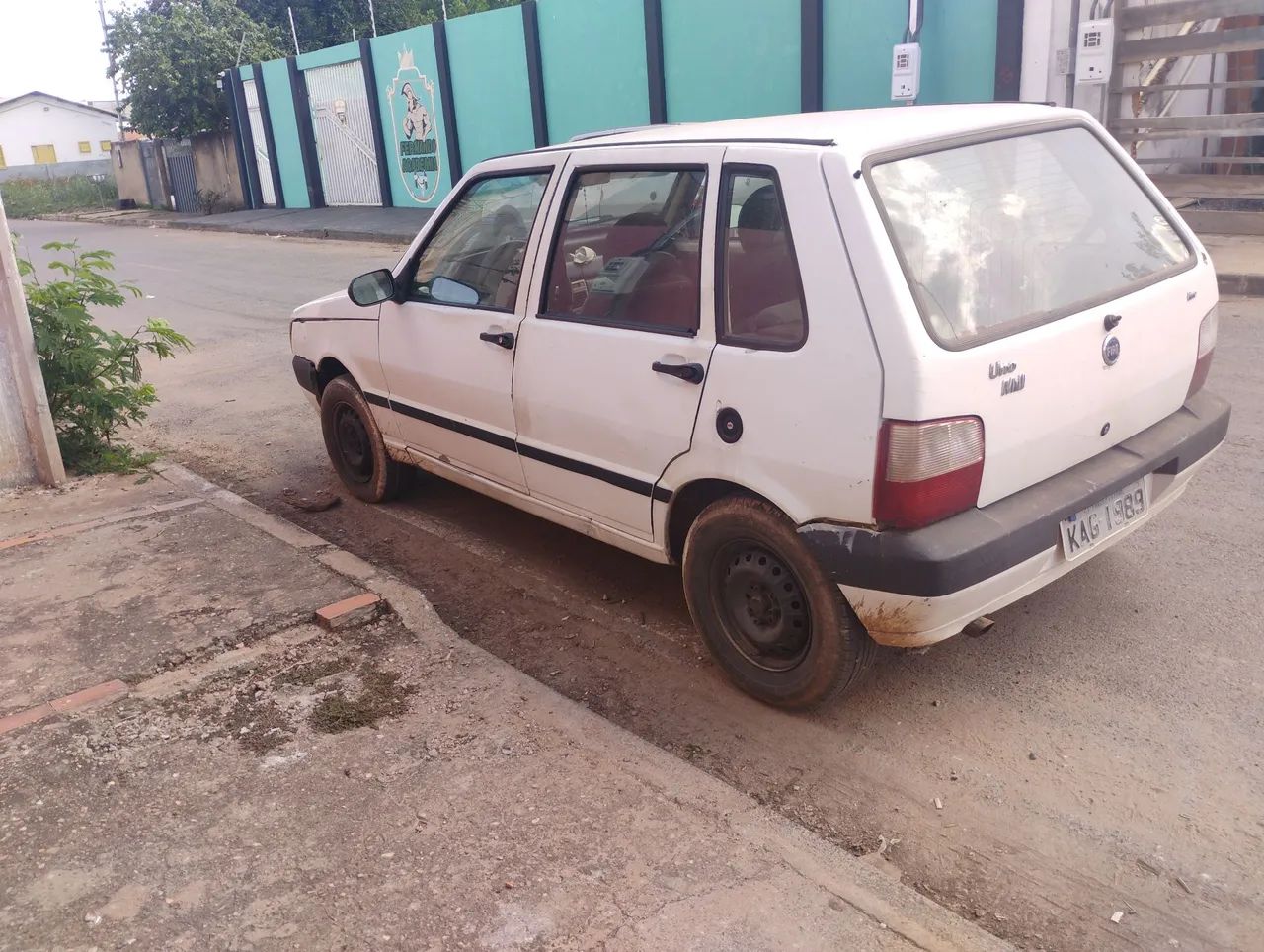 Vende-se uno 2006 tem ar precisa de manutenção