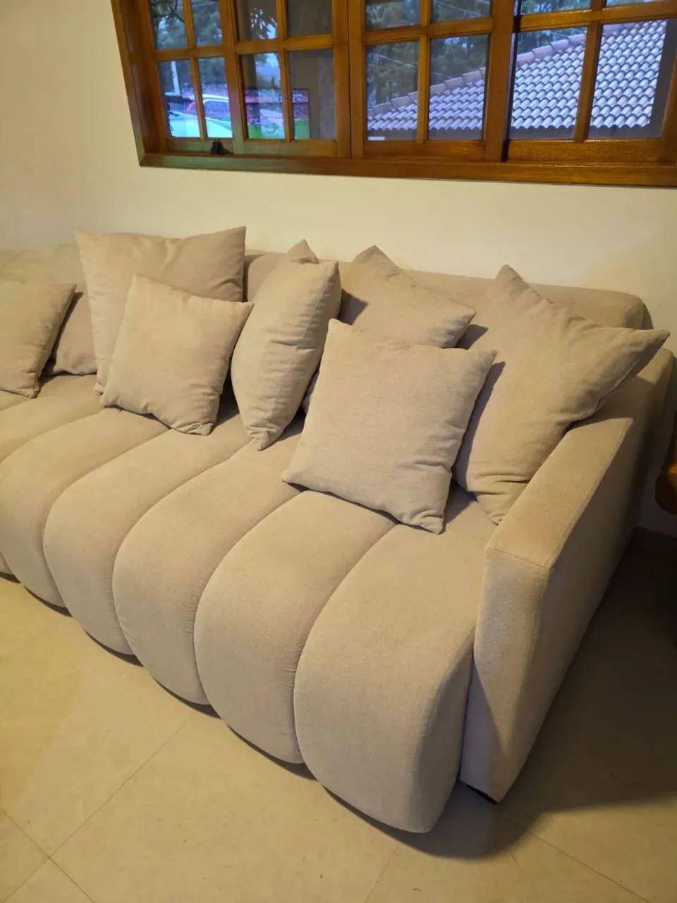 Sofá Retrátil Branco Buclê - Conforto e Estilo para sua Sala - Foto 3