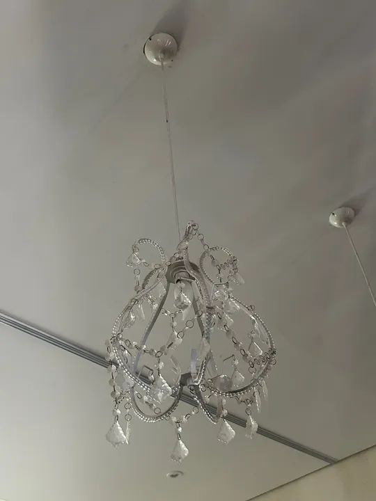 Conjunto de Lustres três peças, pedrarias e uma lâmpada ao centro - Foto 3