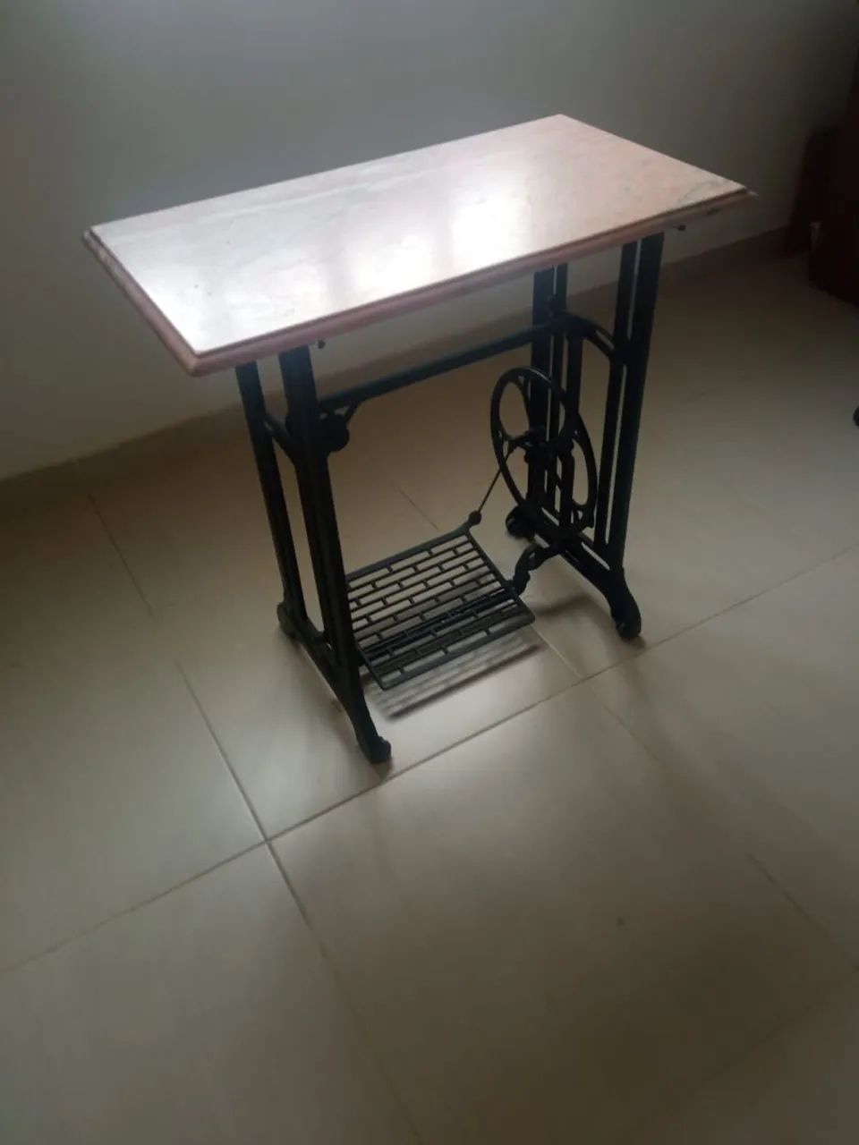 Mesa para maquina de costura antiga com pedra64962115239554120