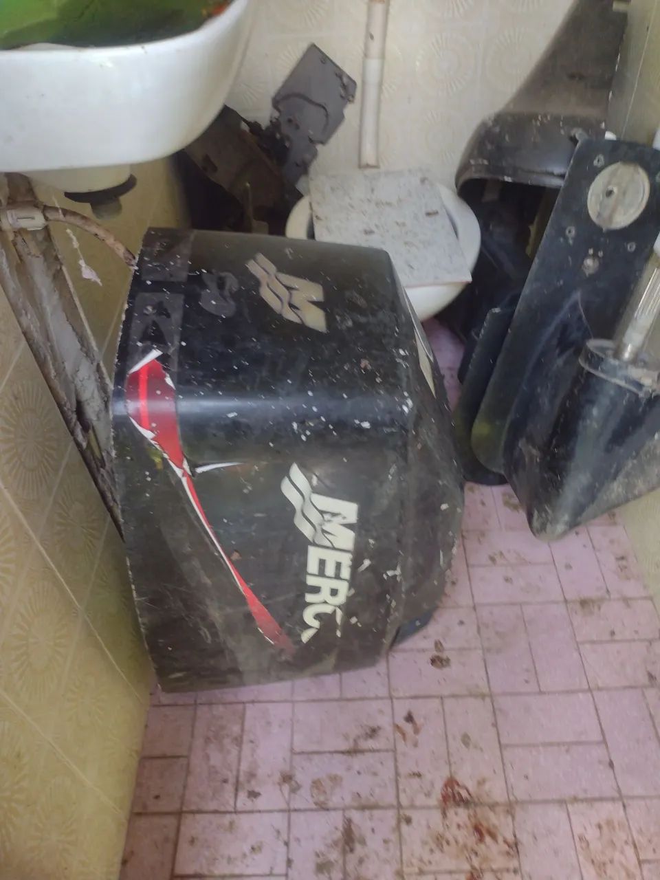 Capô do 90 Hp Mercury e outras peças sucata - Foto 2