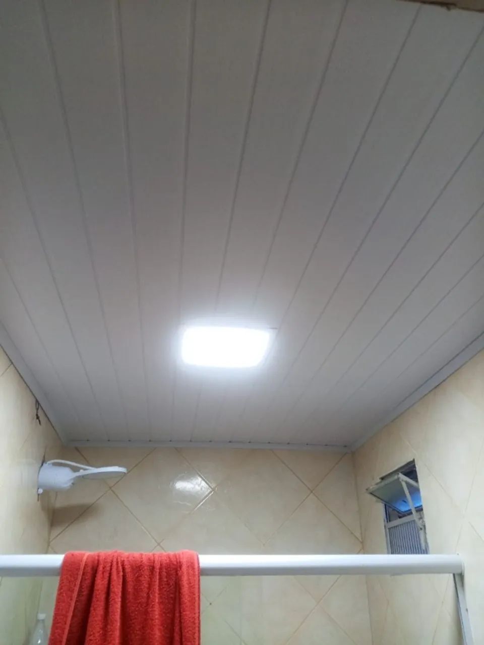 forro pvc branco e amadeirado - Foto 2