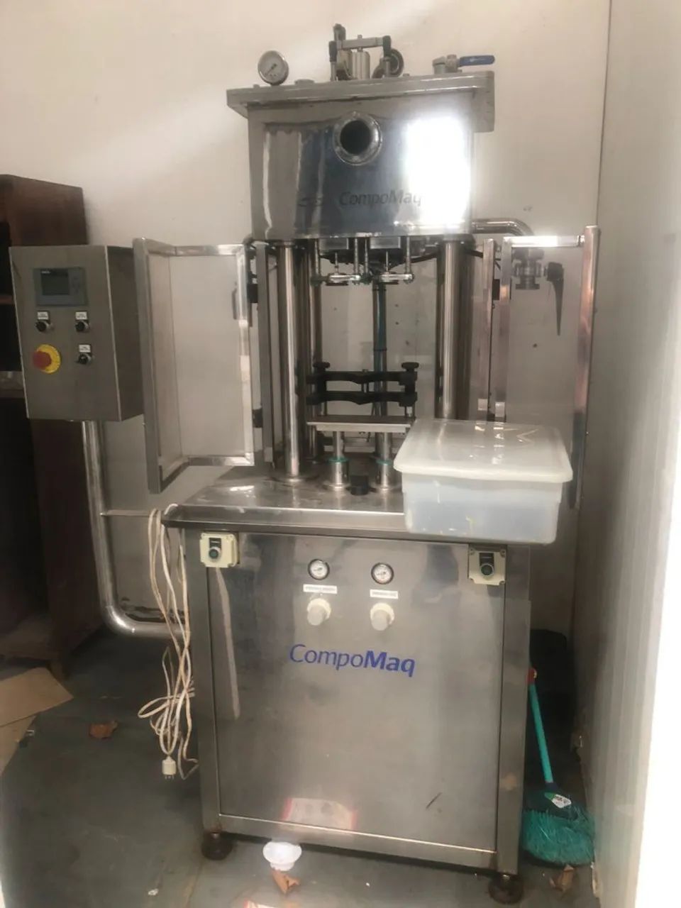 Envasadora dois bicos isobárica com cravadora 350 garrafas/h<br>Marca Compomaq