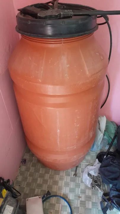 Cubo de água grande, ideal para casa ou sítio!