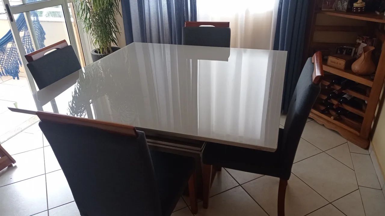 Mesa de Jantar Branca com Tampo de Vidro