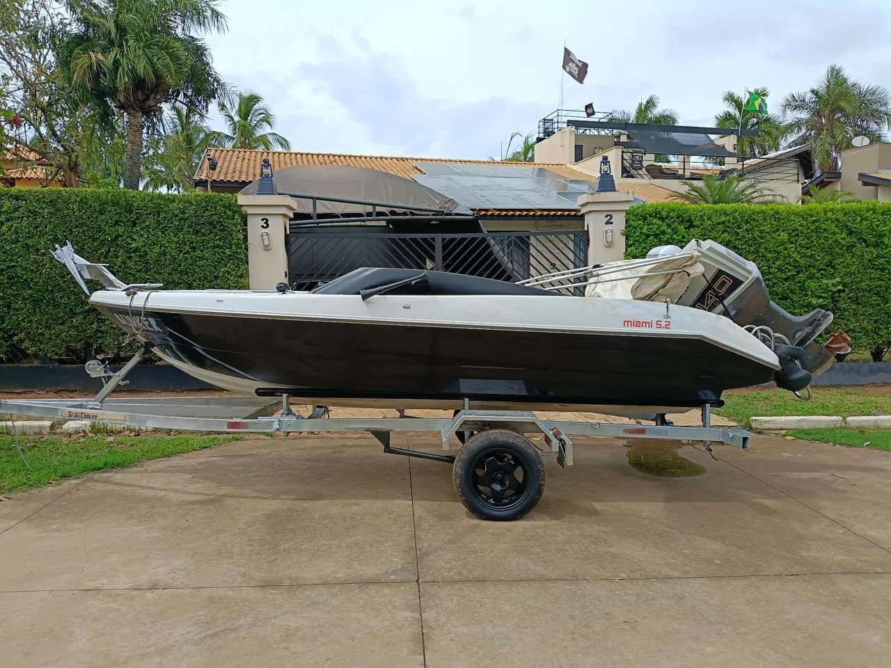 Lancha Miami 5.2 impecável som com módulo bem alto 