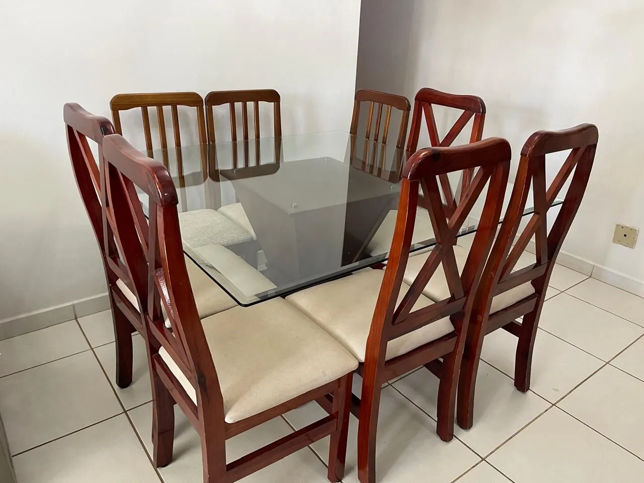 Mesa de Jantar com 8 Cadeiras em Madeira Maciça