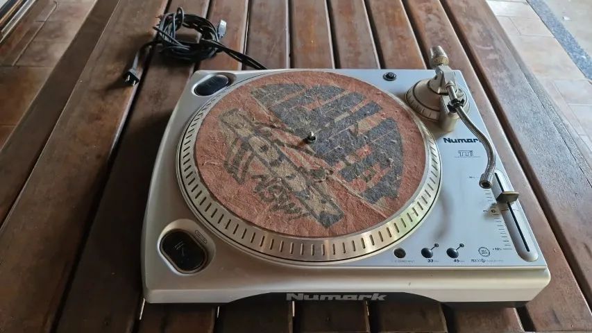 Vinyl record player with USB output; missing needle.64308571240323120