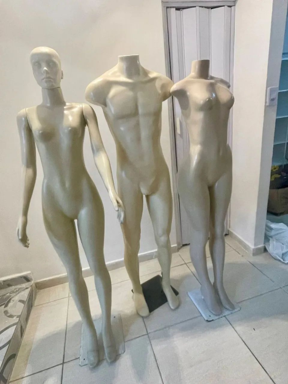 Manequins, araras, cabideiros 