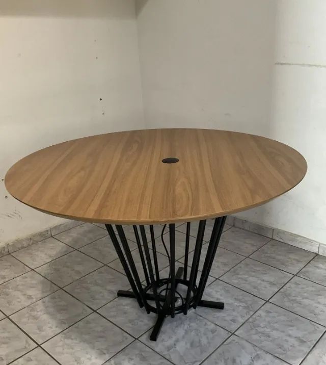 Mesa de Reunião Redonda Design Industrial 130 cm + Torre Tomada de Energia e USB - USADO 