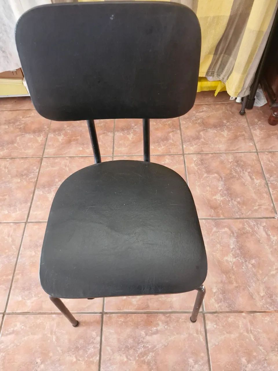 Cadeira de metal preta