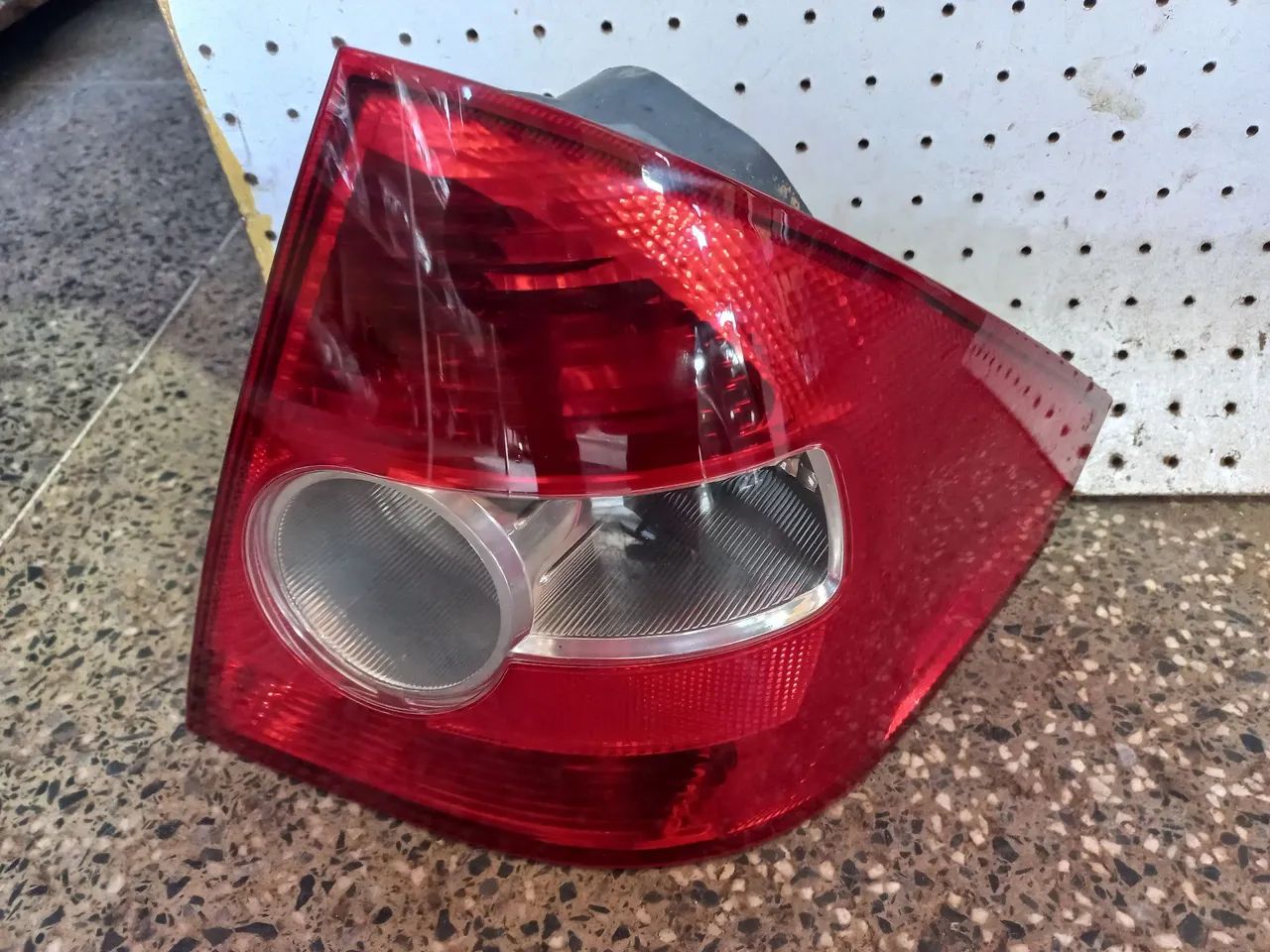 Lanterna Traseira Ford Fiesta 2008 vermelha 