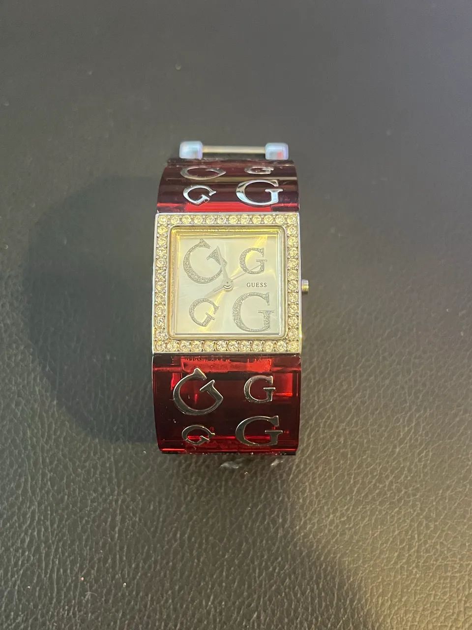 Relógio Guess feminino vermelho com detalhes