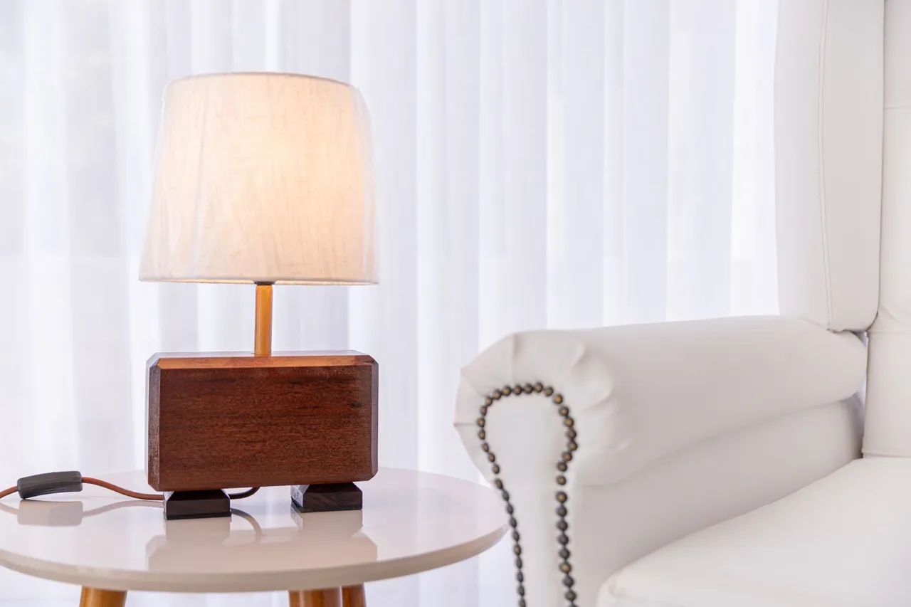 Abajur de madeira com design moderno