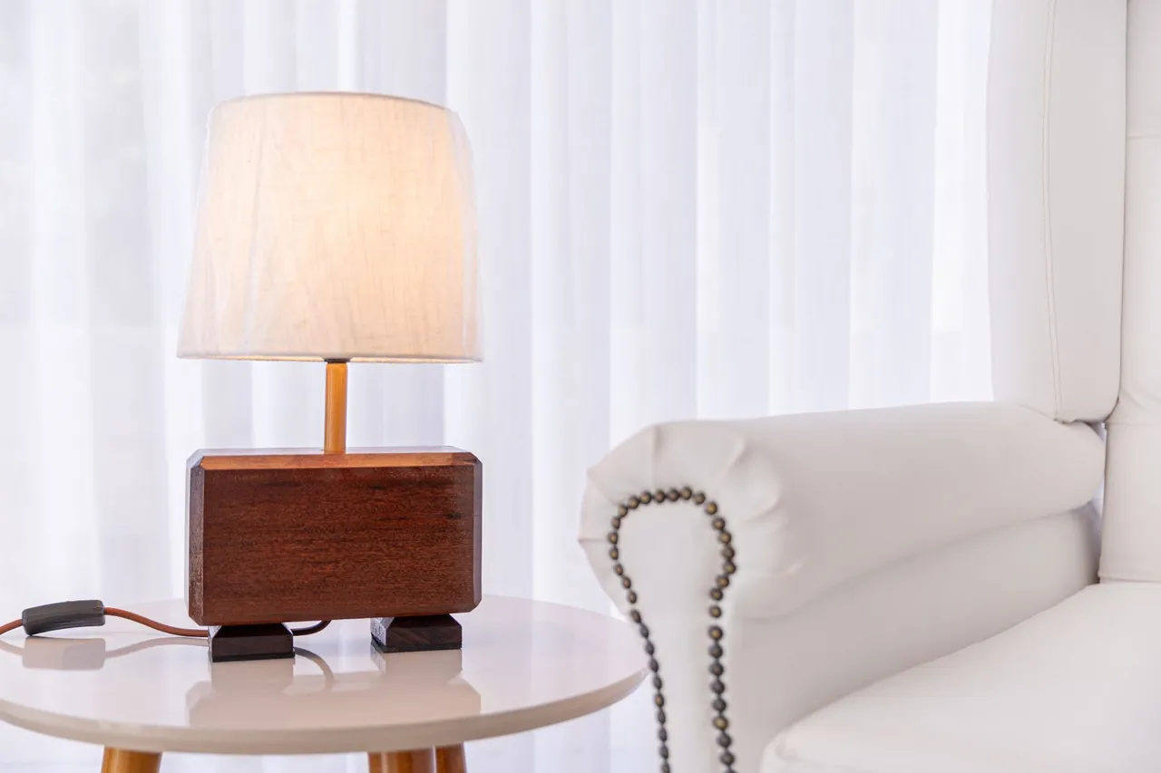 Abajur de madeira com design moderno