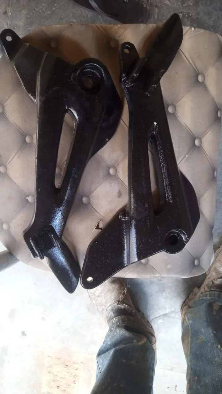 Suportes de pedaleira para moto