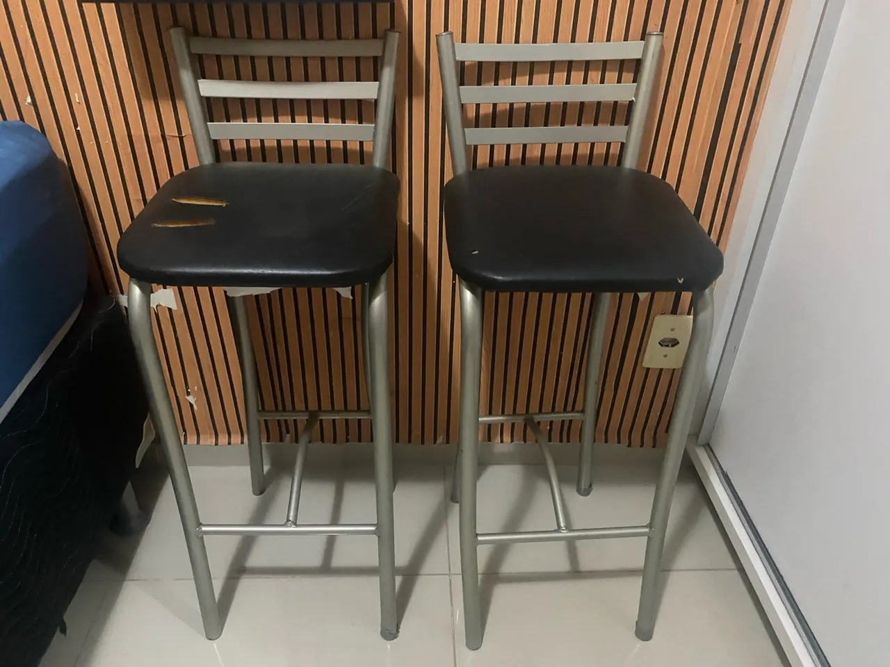 Par de Banquetas de Metal com Assento Preto