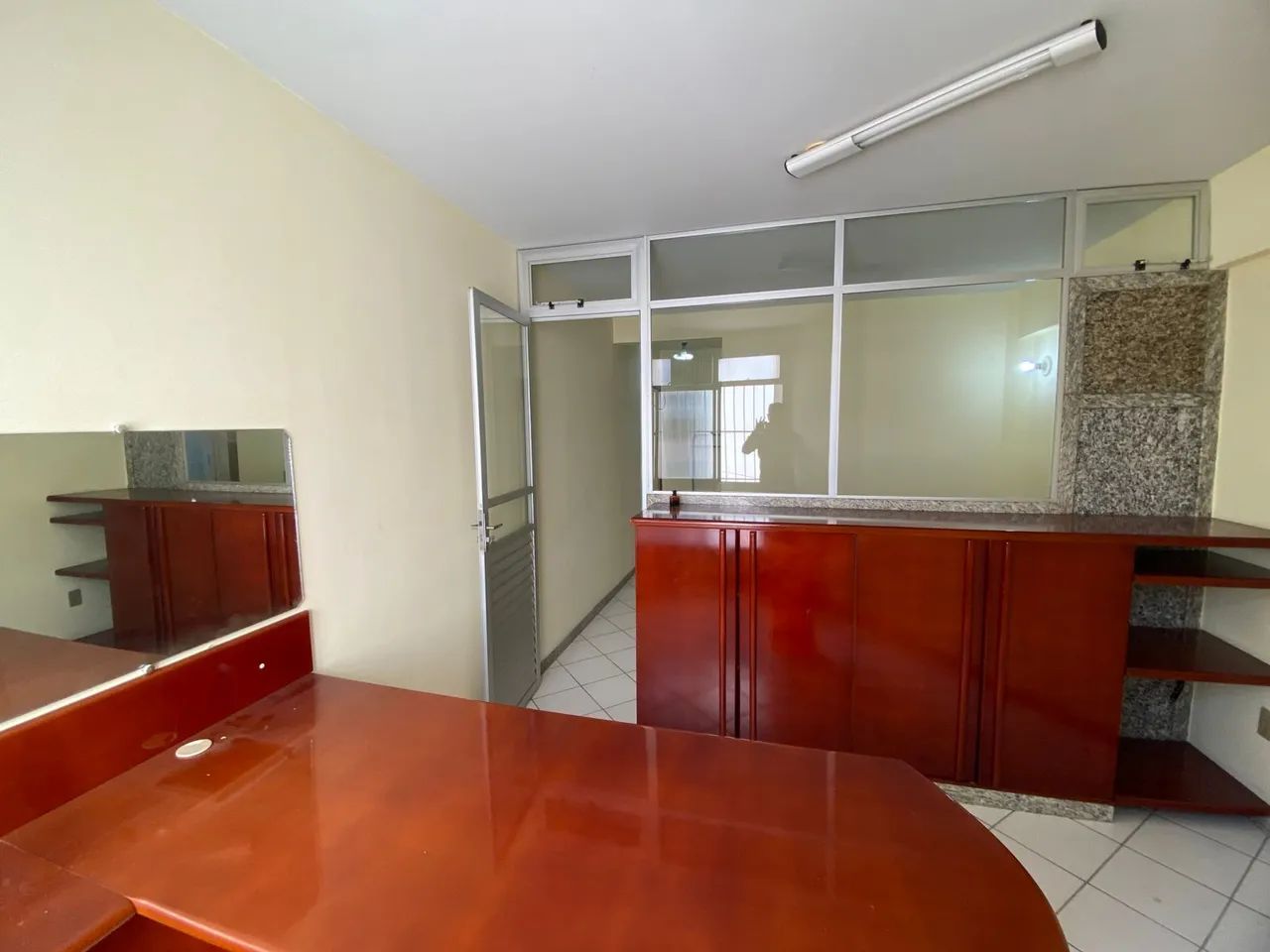 ED. VITÓRIA CENTRAL - AP 1 QUARTO C/ SUÍTE - SOL DA MANHÃ - GARAGEM COBERTA - ÓTIMA LOCALI - Foto 5