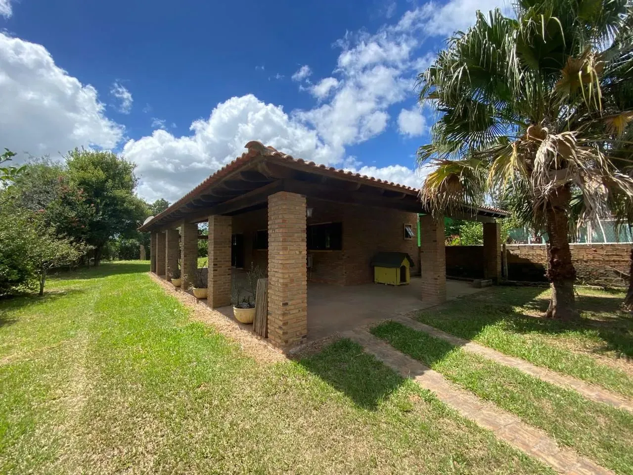 CAUE IMOVEIS VENDE Sítio Belíssimo em Condomínio Fechado em Águas Claras!!