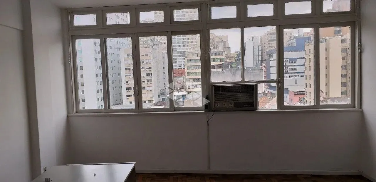 Sala comercial a venda no Edifício Coliseu no Centro Histórico de Porto Alegre
