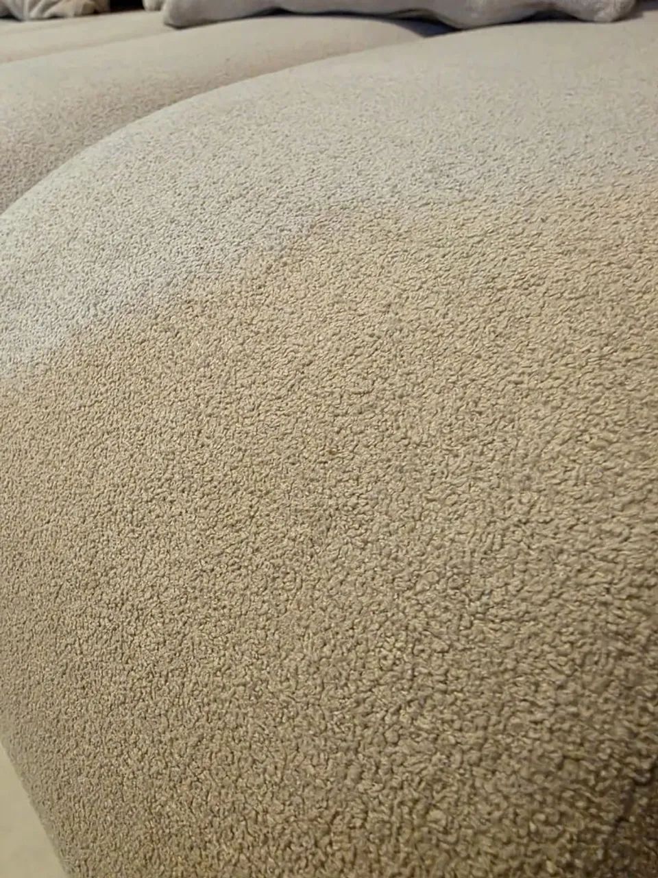 Sofá Retrátil Branco Buclê - Conforto e Estilo para sua Sala - Foto 5