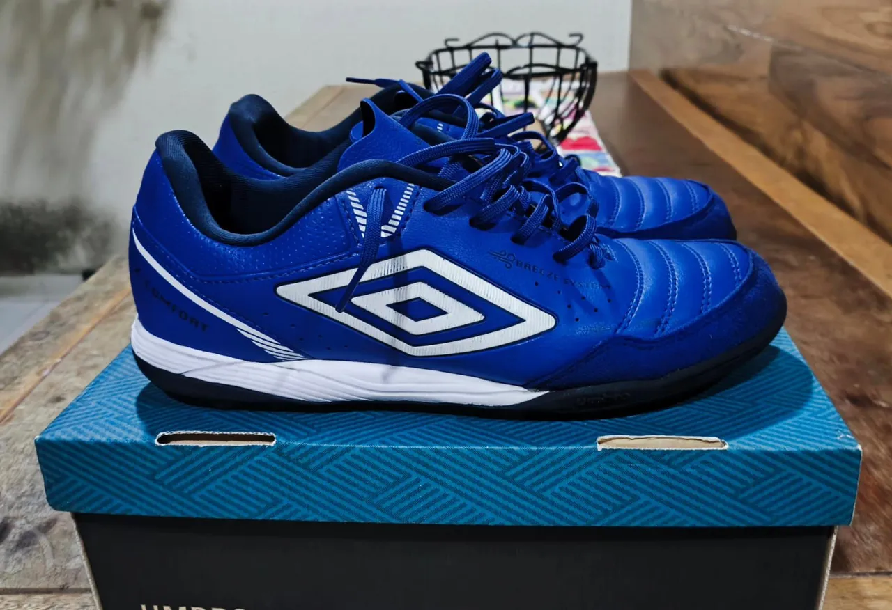 Chuteira Umbro Society - Tamanho 41