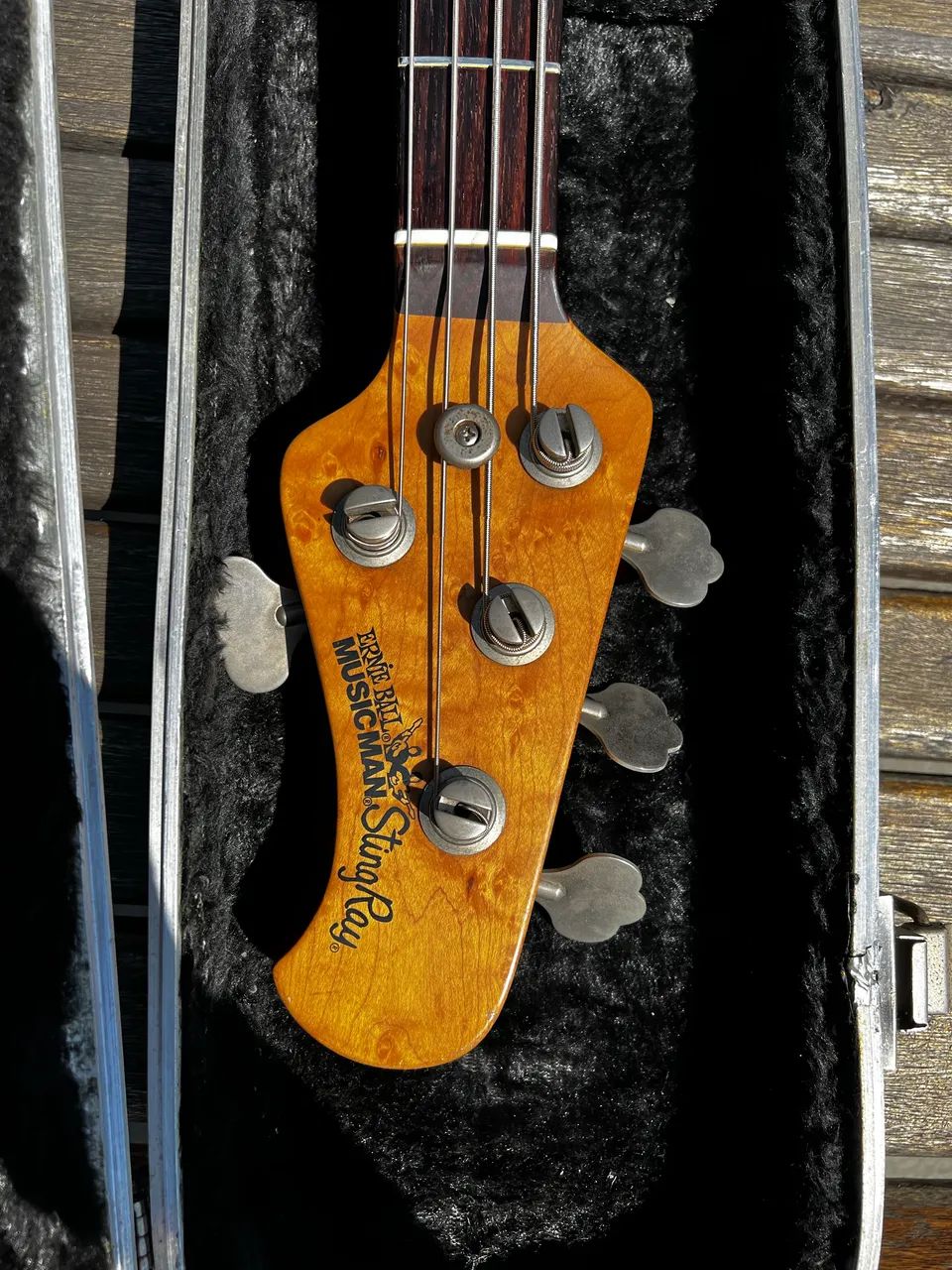 Music Man Stingray 4 EQ (1998) + Case - Instrumentos musicais